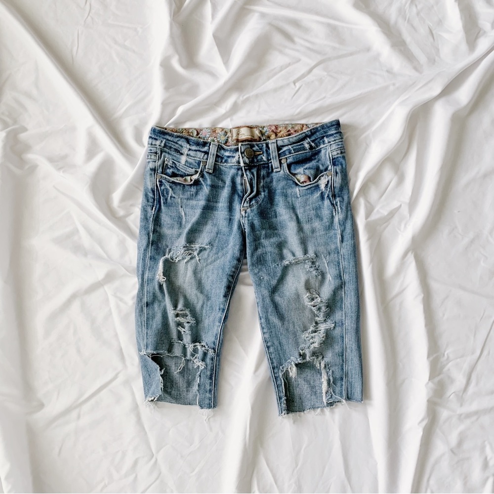 PAIGE! LIKE NEW! BLUE DISTRESSED DENIM JEAN CAPRIS!